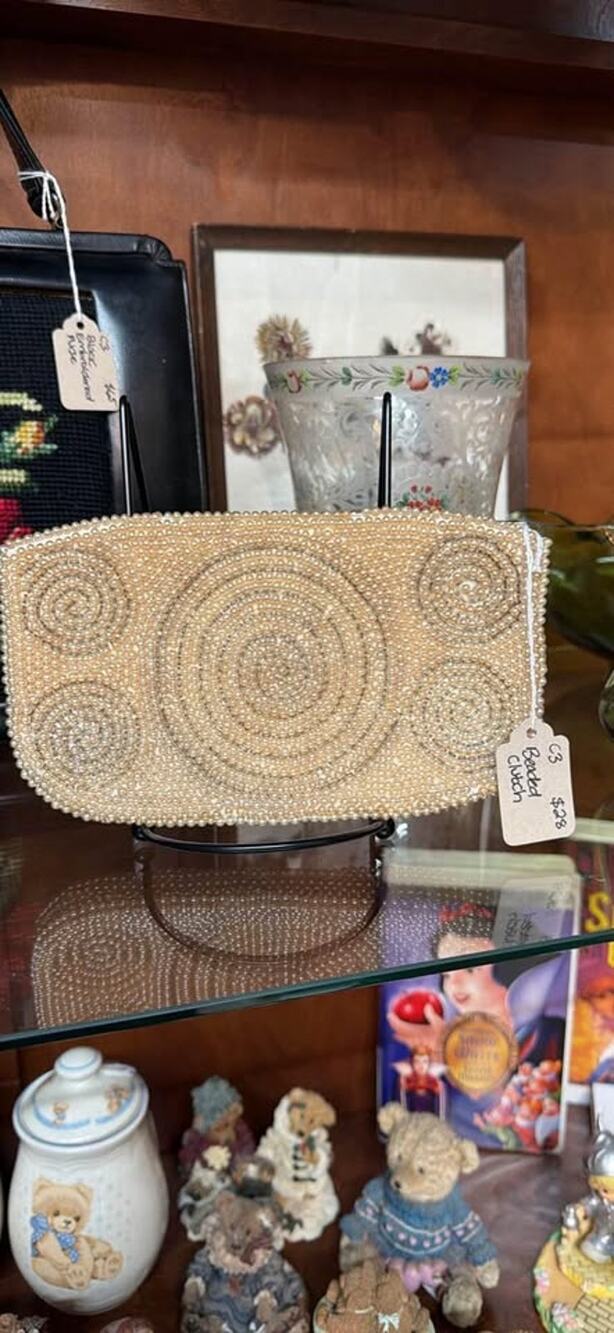 🏷️ Vintage Glamour Alert: Golden Rose Japan Spiral Beaded Clutch!